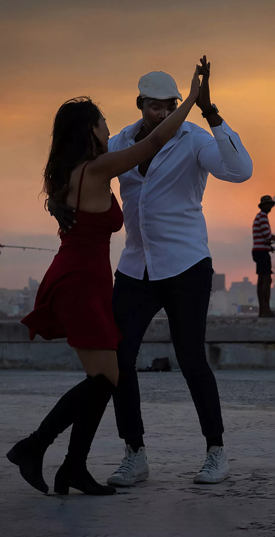 Salsát táncoló pár a havannai Maleconon Kubában