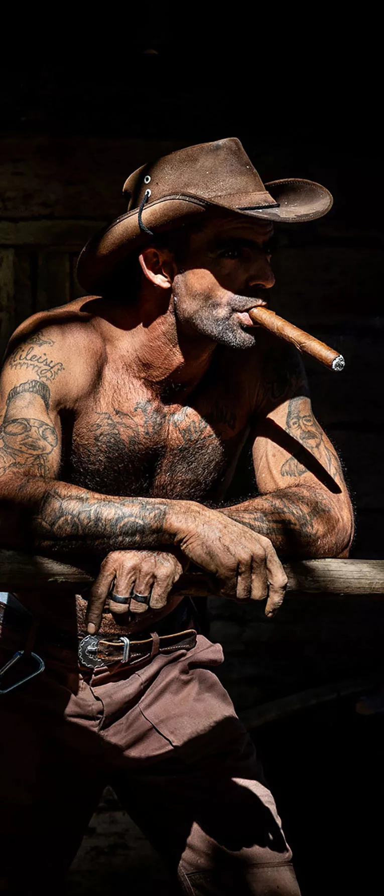 Dohánytermesztő férfi szivarral Vinalesben Kubában