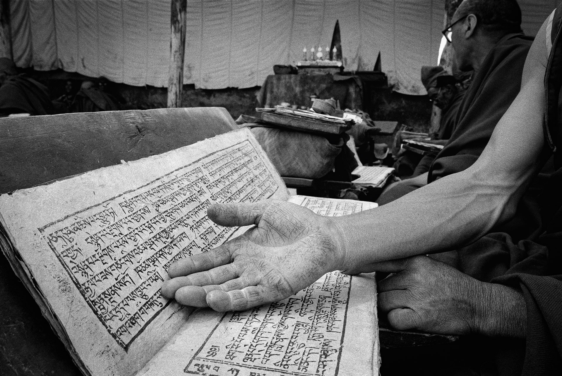 Ladakh, India, Tibet, buddhista szerzetes, szent irat