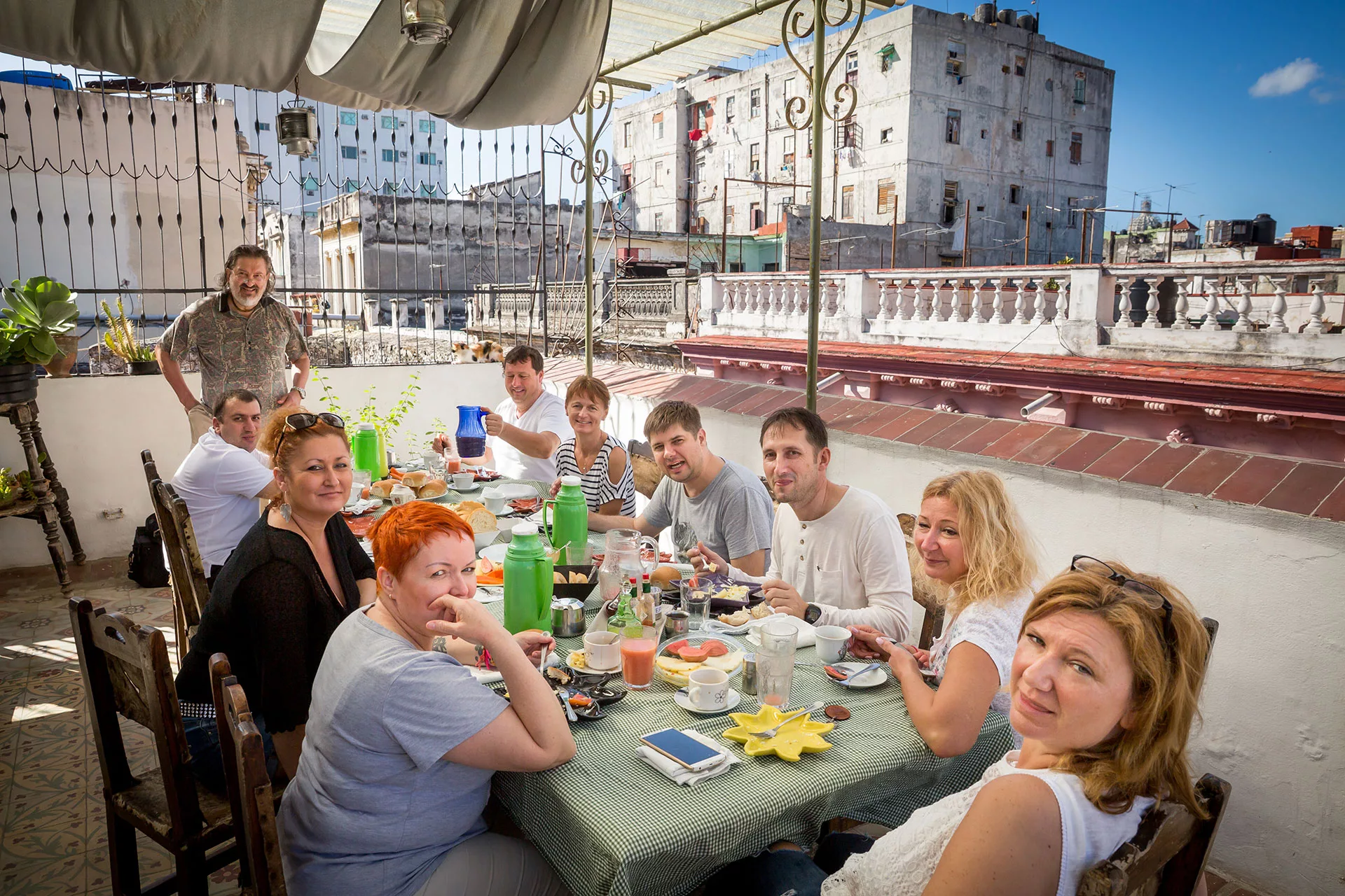 Turisták egy casa particular tetőteraszán Havanna óvárosáb