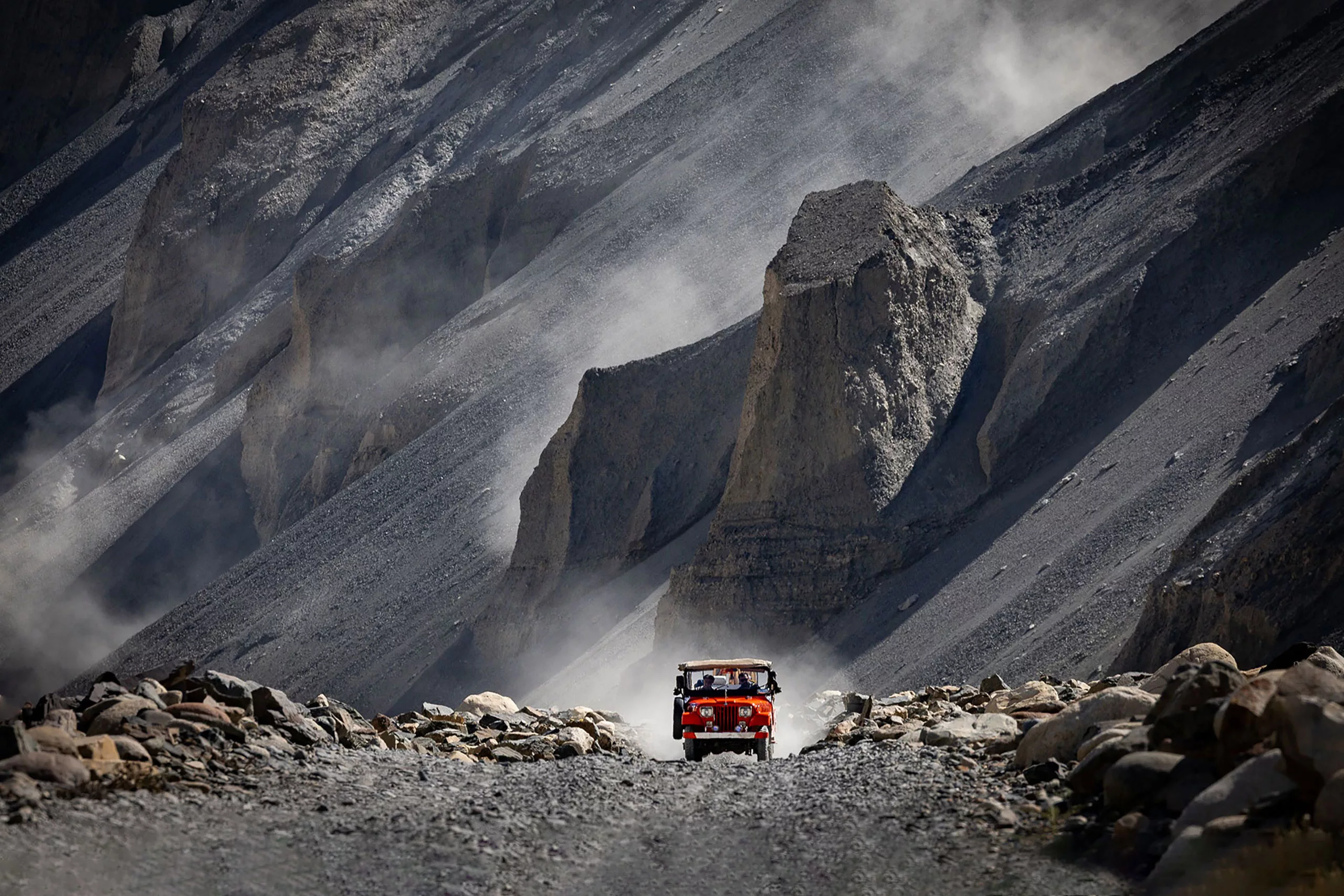 Piros Jeep terepjáró a Shimshal kanyonban Észak Pakisztánban