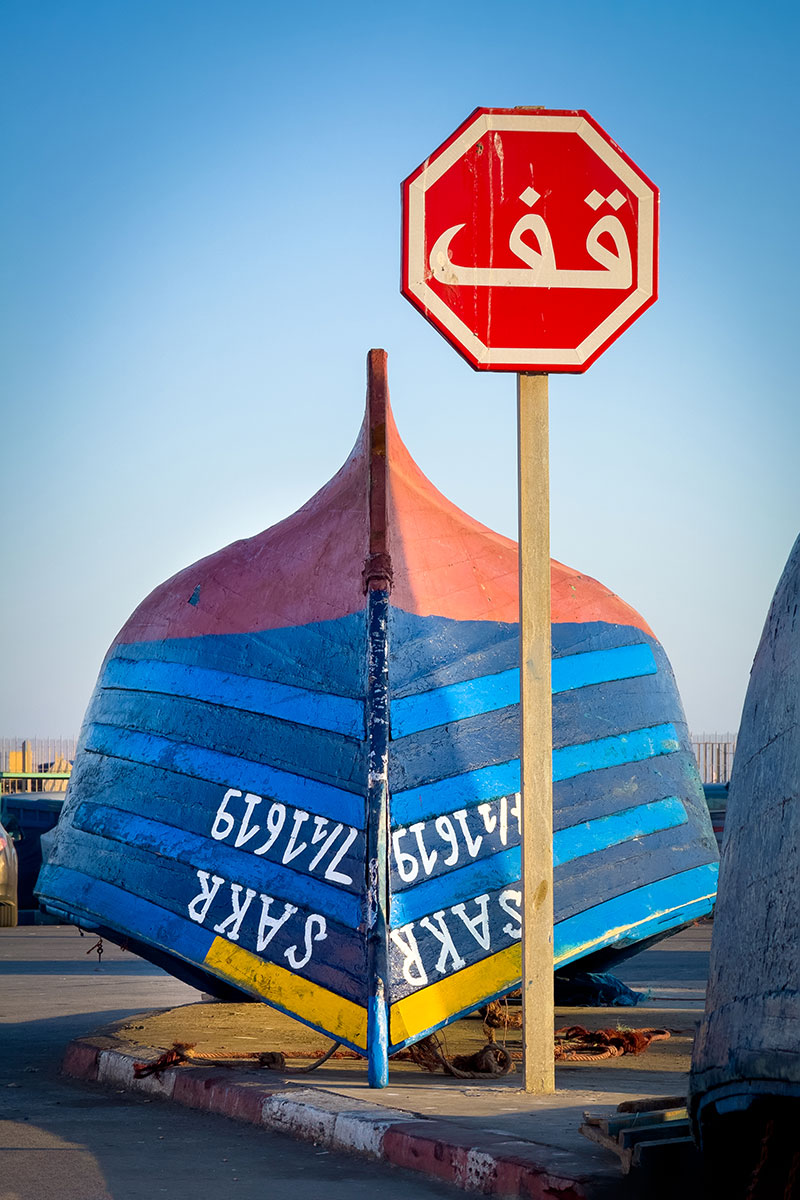Hagyományos csónak Essaouira kikötőjében Marokkóban