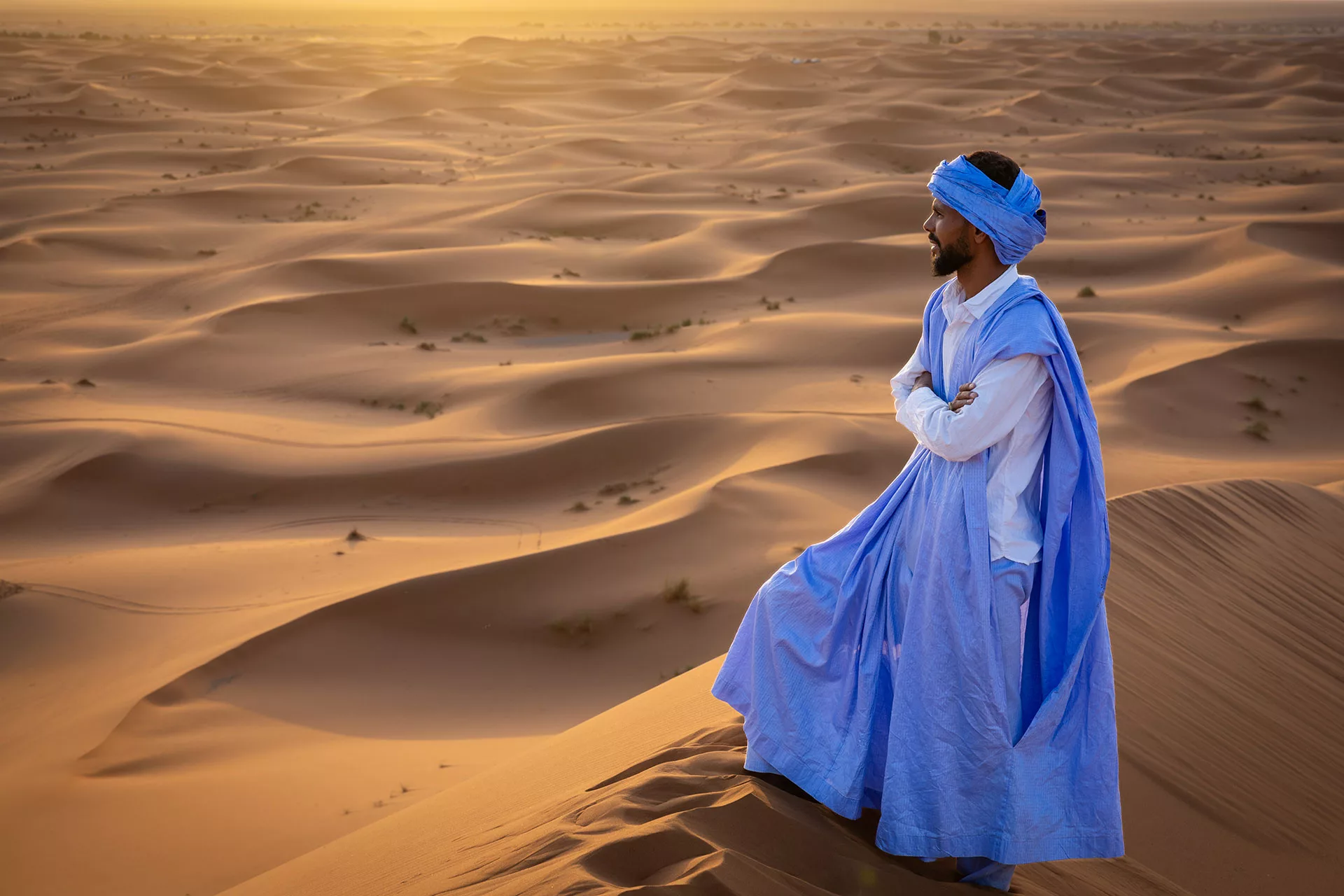 Beduin hagyományos viseletben az Erg Chebbi sivatagban Marokkóban