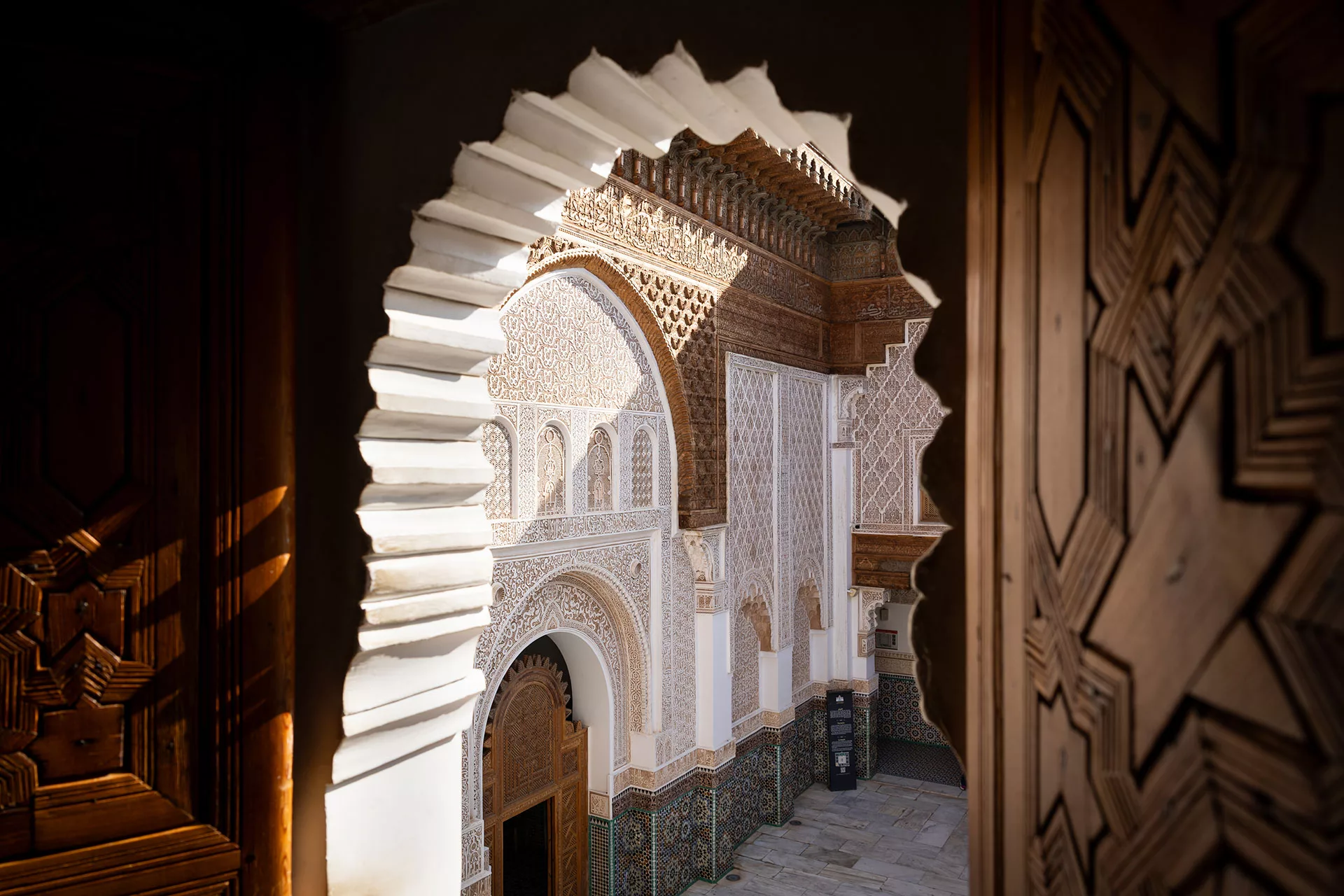 Iszlám ornamentikák a Ben Youssef Medersa Marrakeshben Marokk
