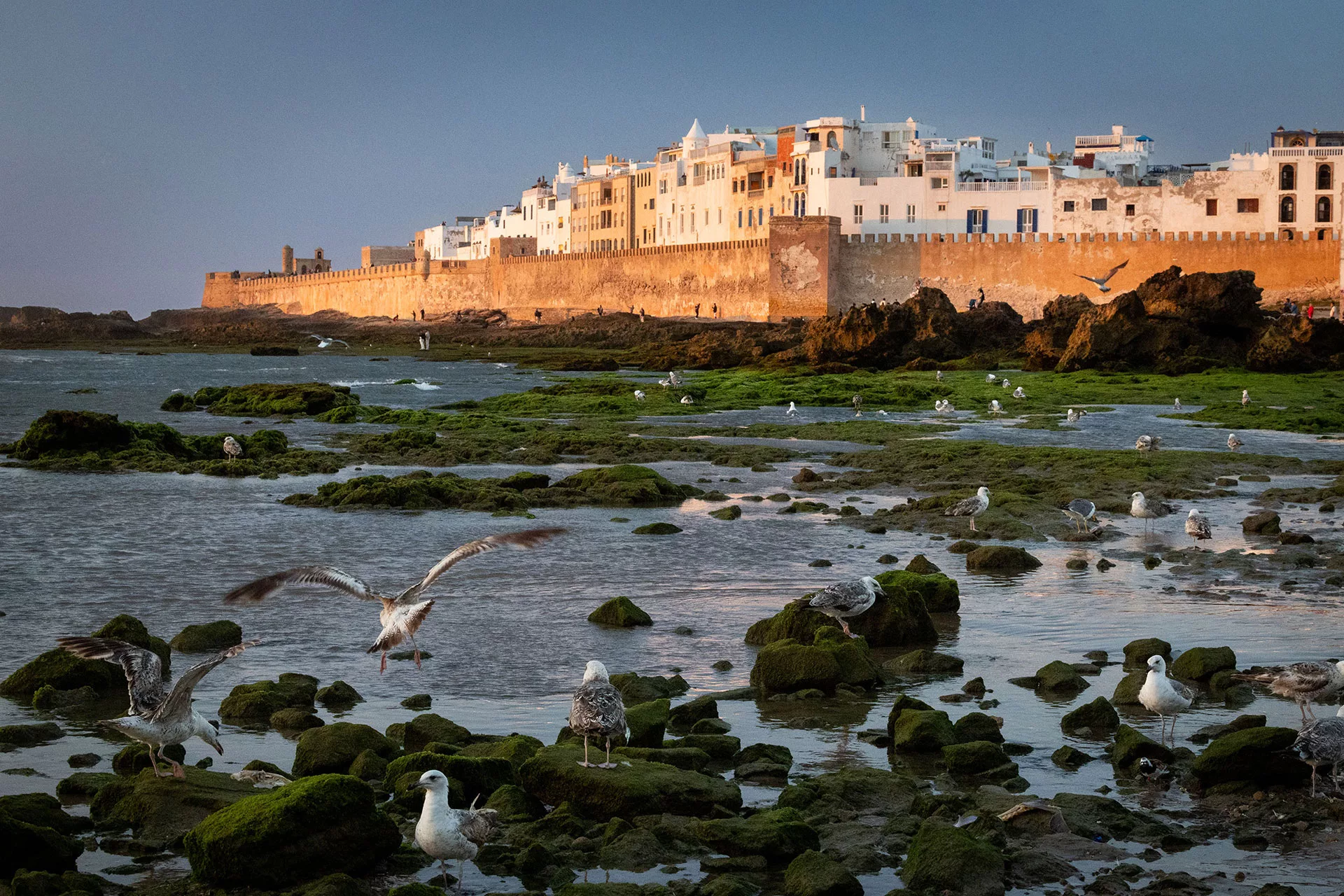 Essaouira városafala az Atlanti-óceán felől Marokkóban