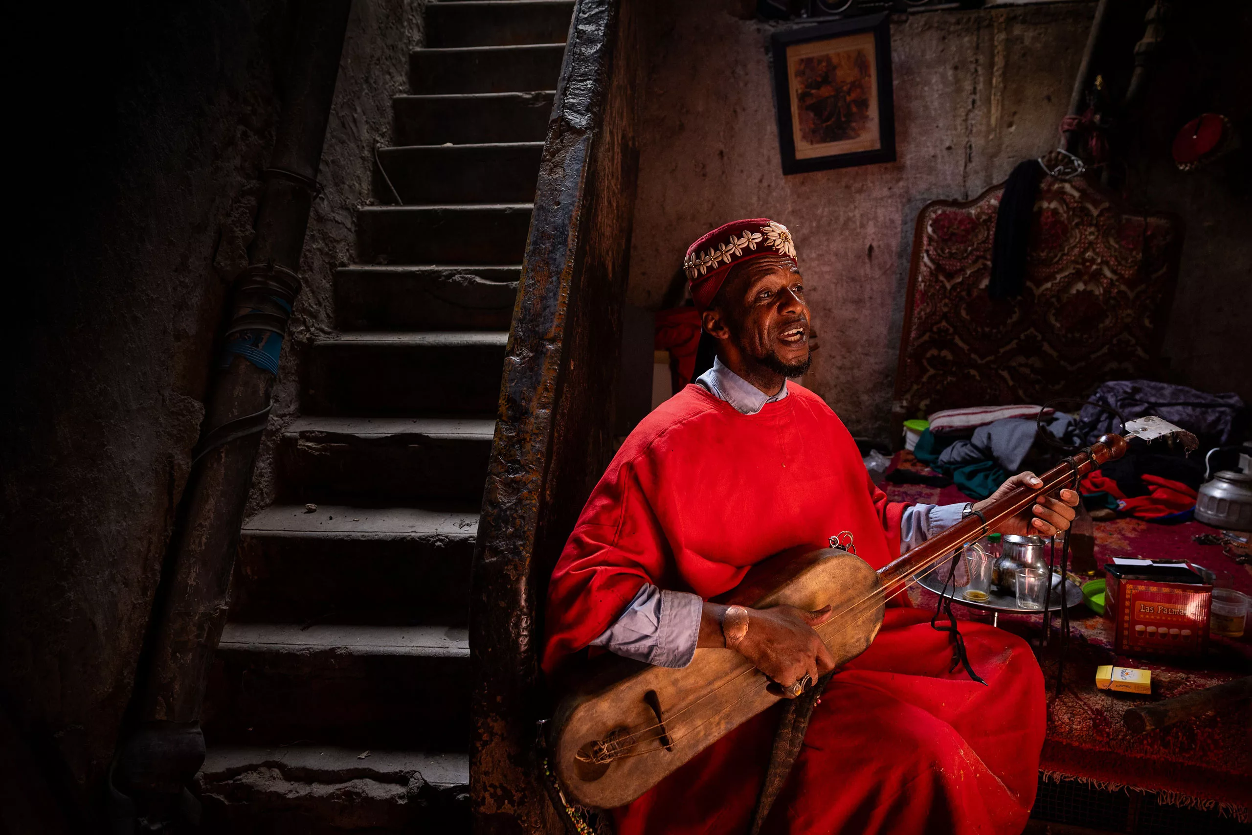 Mohammed Sudani gnawa zenész egy marrakesi hammamban