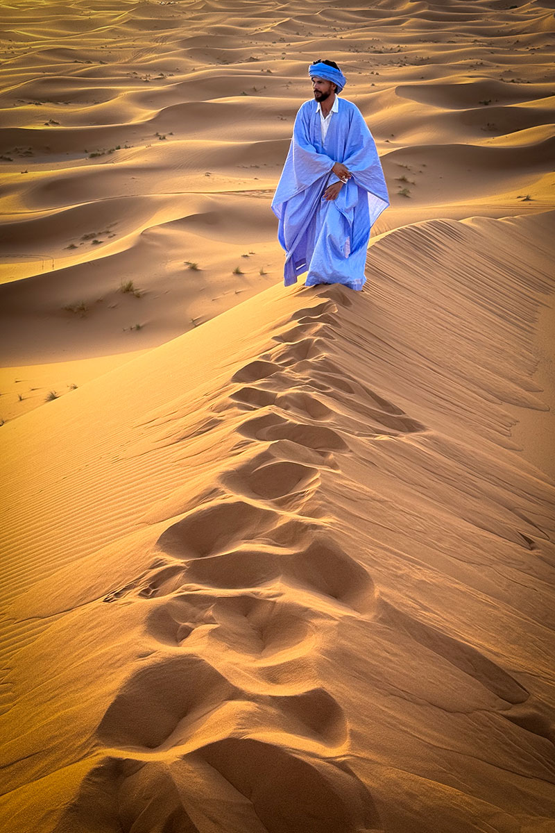 Beduin hagyományos viseletben az Erg Chebbi sivatagban Marokkó