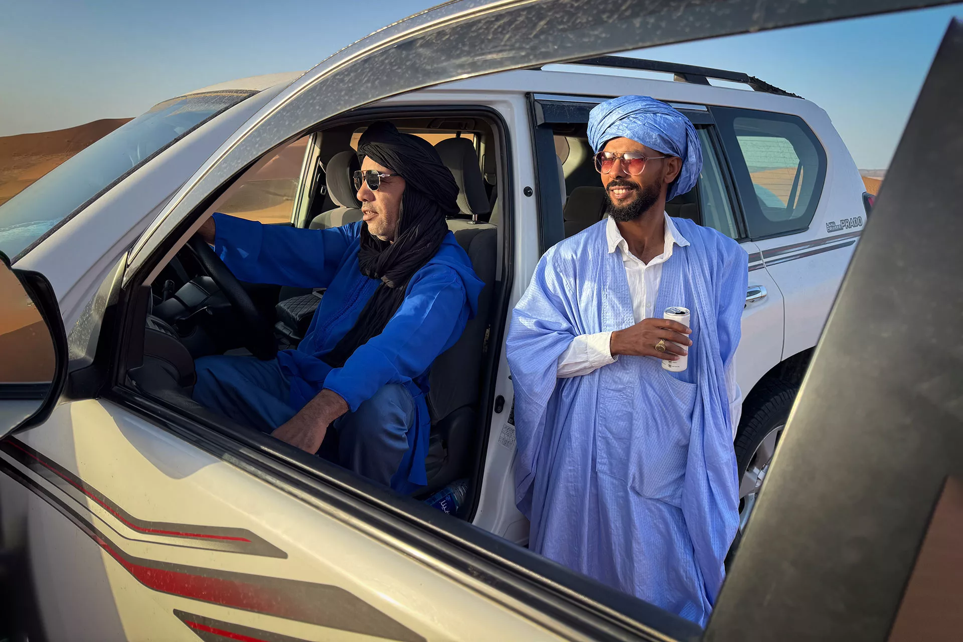 Beduin sofőrök hagyományos viseletben az Erg Chebbi sivatagba