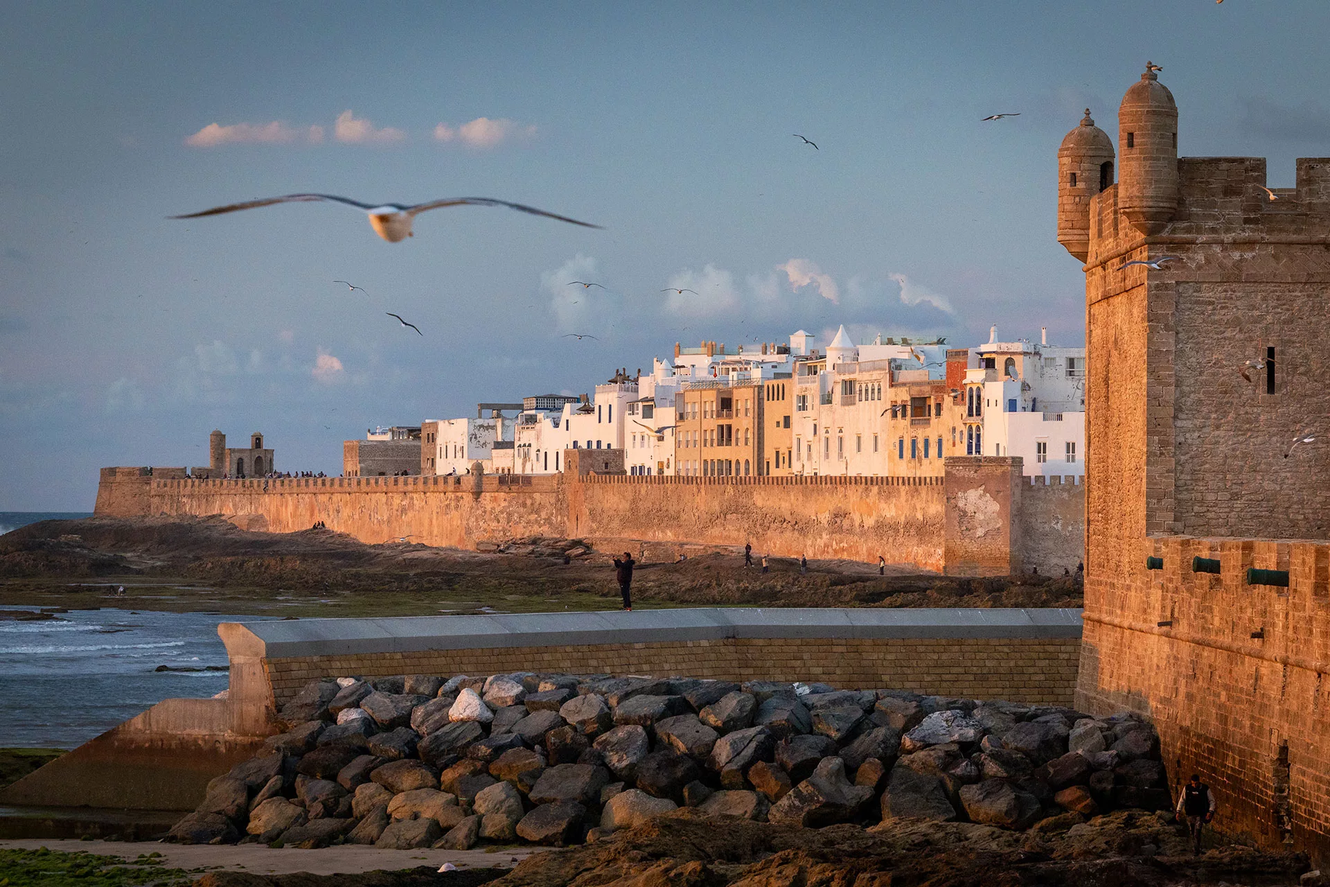 Essaouira városafala az Atlanti-óceán felől Marokkóban