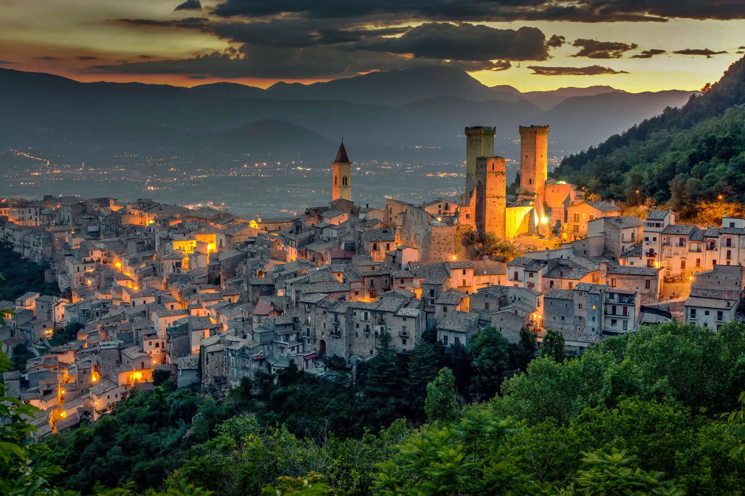 Pecantro óvárosa alkonyatkor Olaszországban