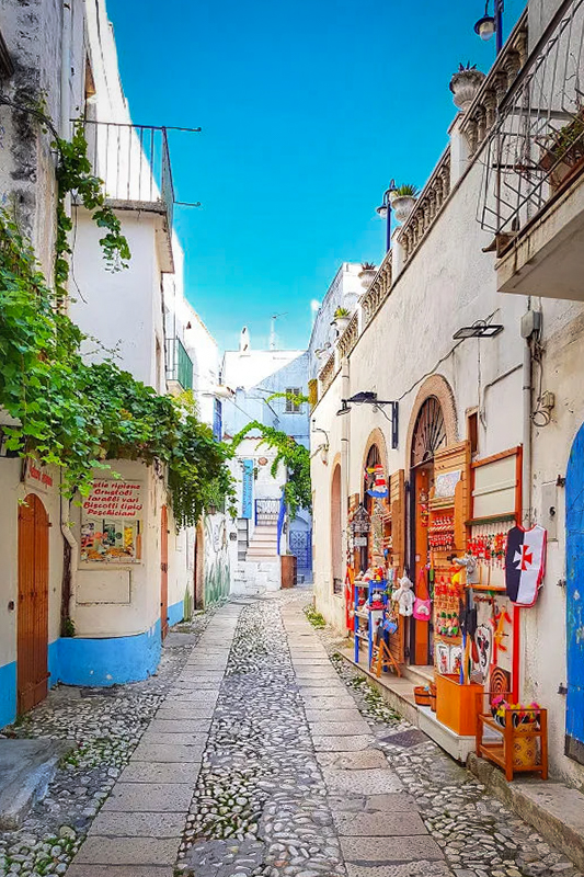 Peschici utcarészlet Gargano-félsziget Puglia