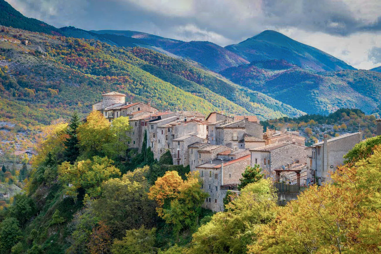 Villalago hegyi falu Abruzzóban