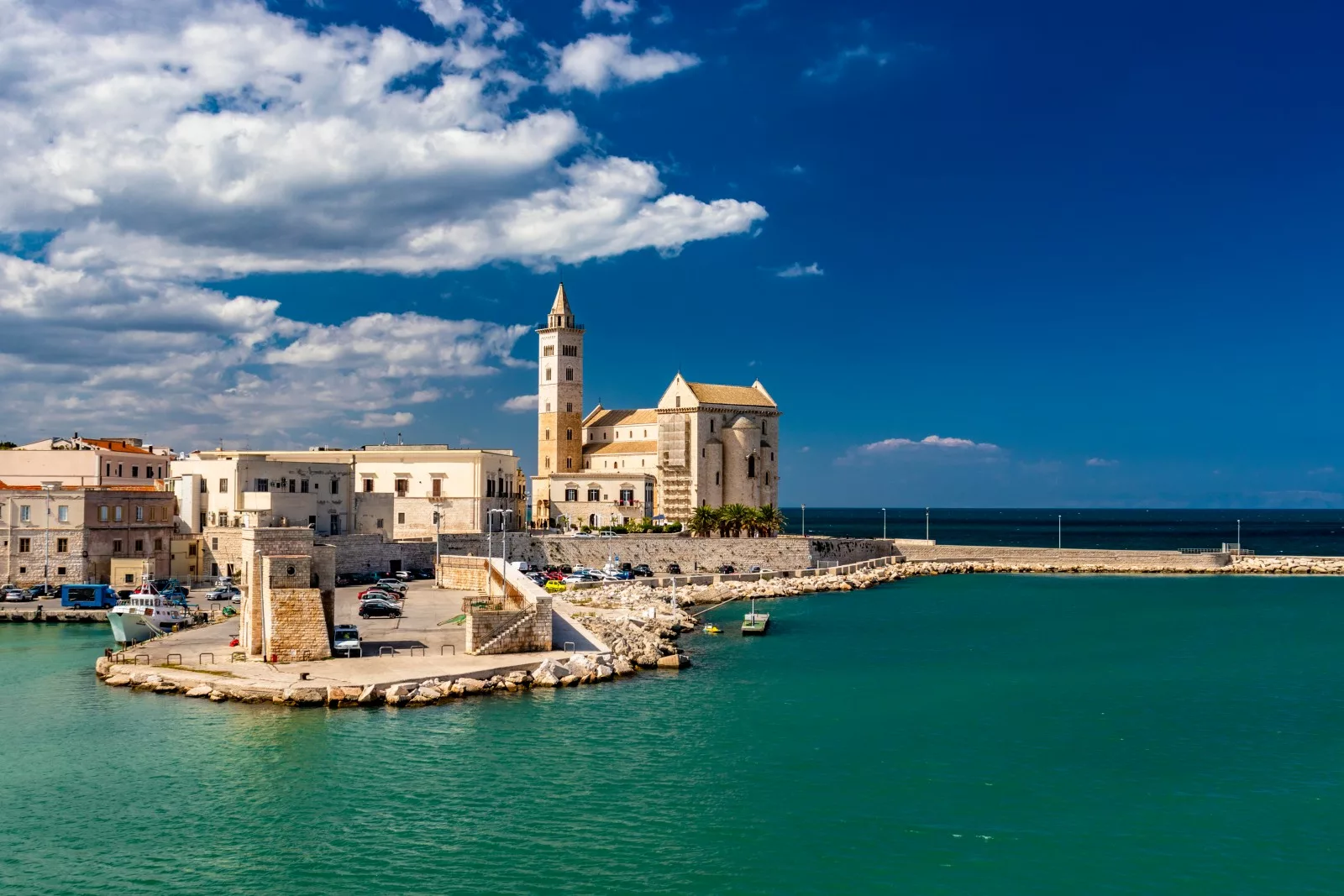 Trani óvárosa a tengerről Puglia